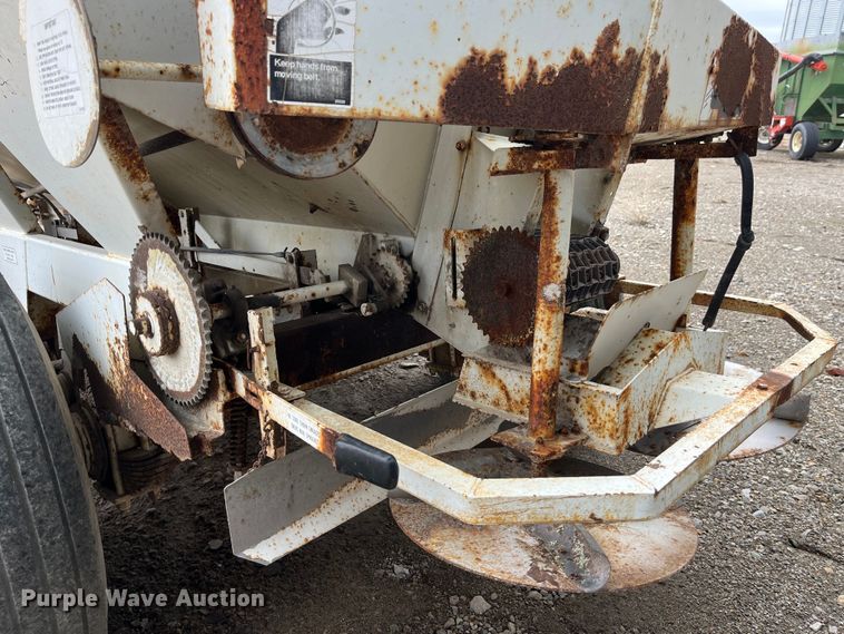 image for item MW9504 Willmar 600  spreader