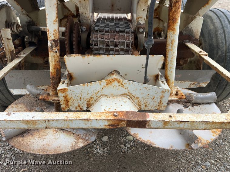 image for item MW9504 Willmar 600  spreader