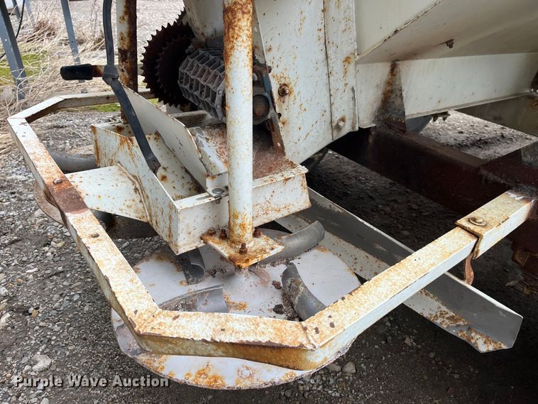 image for item MW9504 Willmar 600  spreader