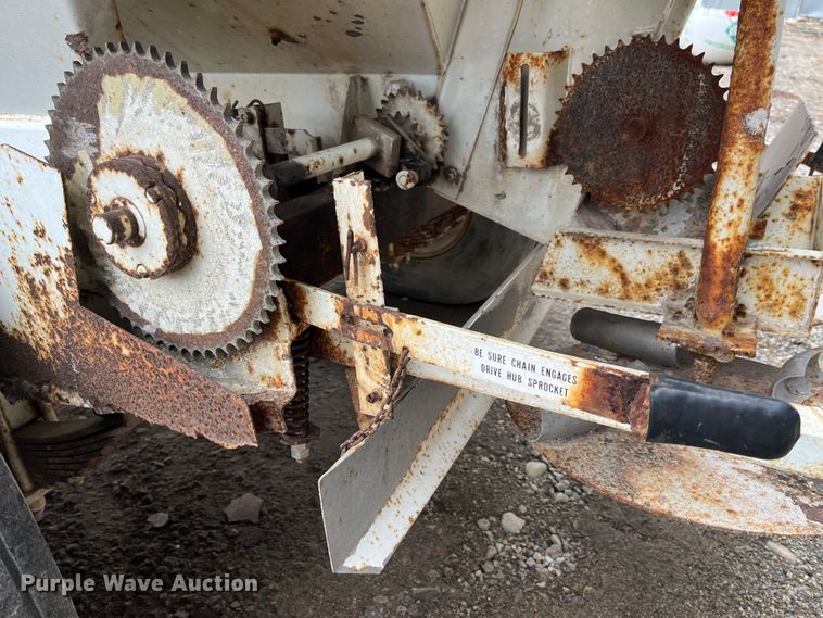 image for item MW9504 Willmar 600  spreader