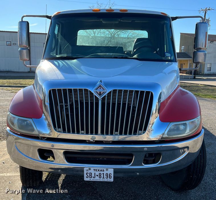 image for item DK7204 2005 International 4300  rollback truck