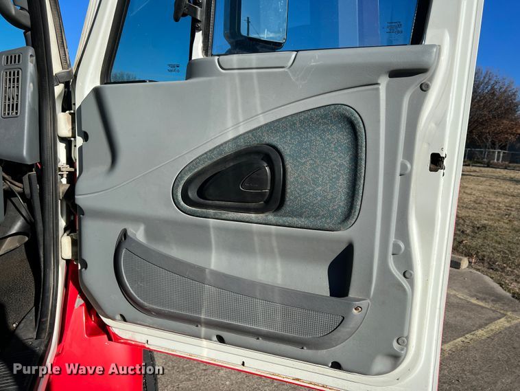 image for item DK7204 2005 International 4300  rollback truck