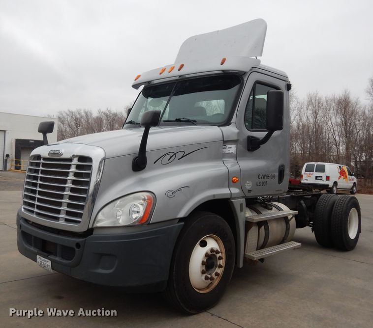 image for item DK7598 2011 Freightliner Cascadia  semi truck