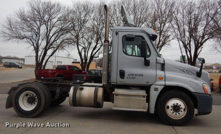 image for item DK7598 2011 Freightliner Cascadia  semi truck