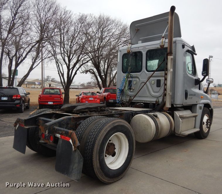 image for item DK7598 2011 Freightliner Cascadia  semi truck