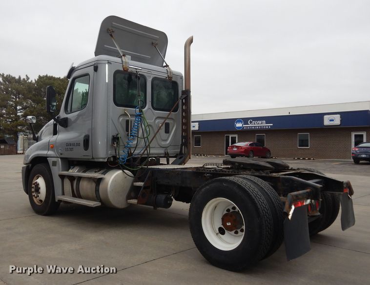 image for item DK7598 2011 Freightliner Cascadia  semi truck