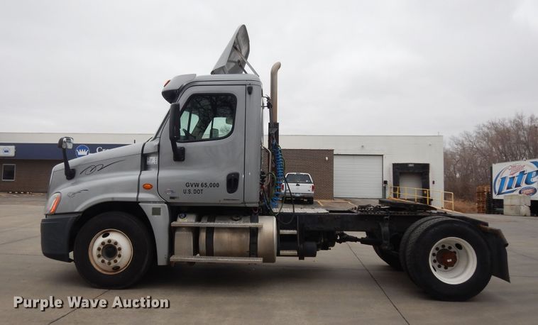 image for item DK7598 2011 Freightliner Cascadia  semi truck