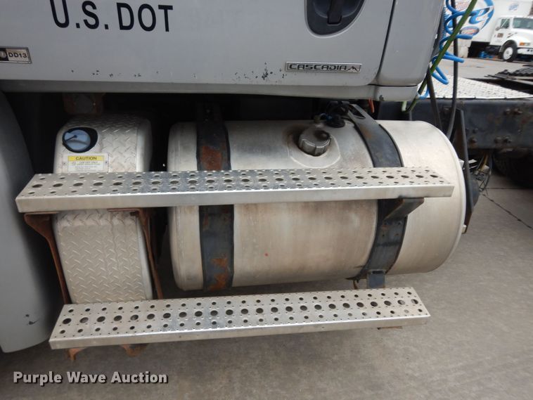 image for item DK7598 2011 Freightliner Cascadia  semi truck