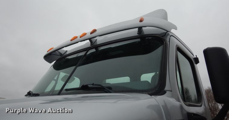 image for item DK7598 2011 Freightliner Cascadia  semi truck