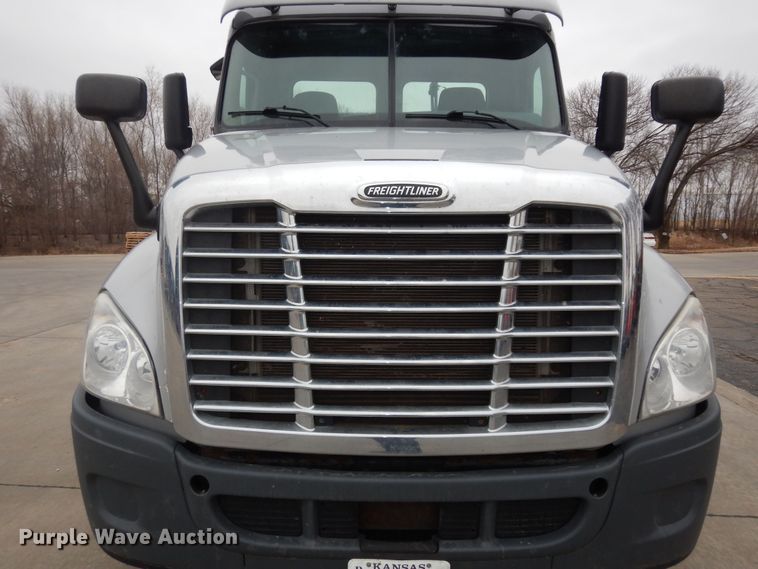 image for item DK7598 2011 Freightliner Cascadia  semi truck