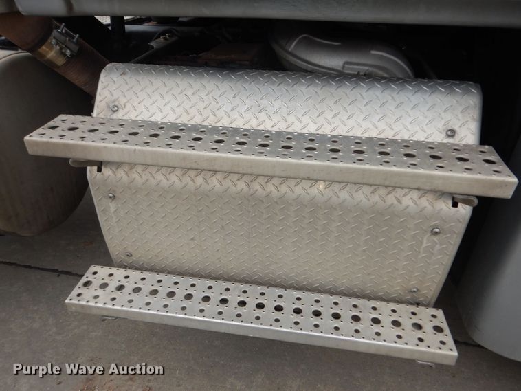 image for item DK7598 2011 Freightliner Cascadia  semi truck