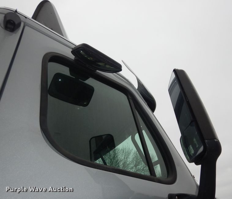 image for item DK7598 2011 Freightliner Cascadia  semi truck