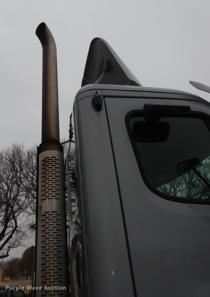 image for item DK7598 2011 Freightliner Cascadia  semi truck