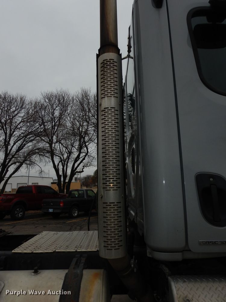 image for item DK7598 2011 Freightliner Cascadia  semi truck