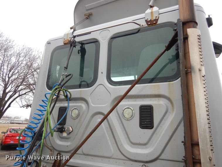 image for item DK7598 2011 Freightliner Cascadia  semi truck