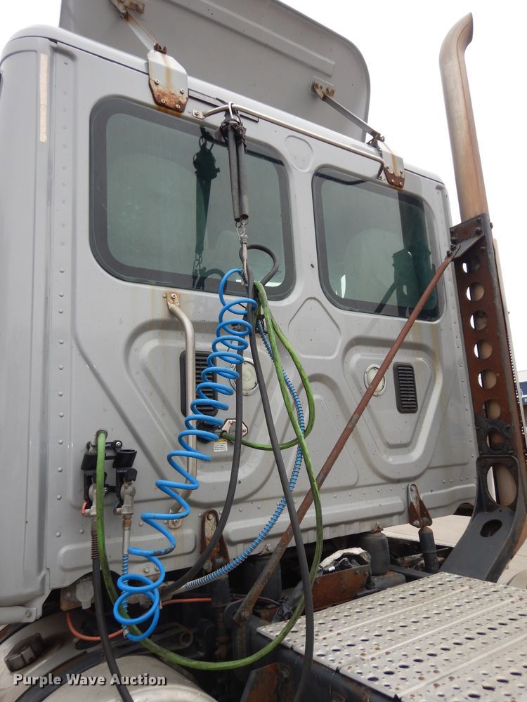 image for item DK7598 2011 Freightliner Cascadia  semi truck