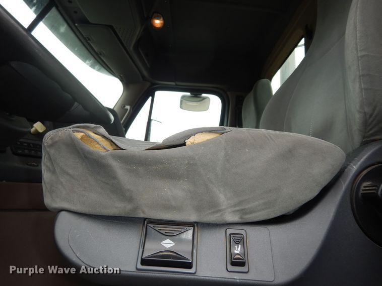 image for item DK7598 2011 Freightliner Cascadia  semi truck