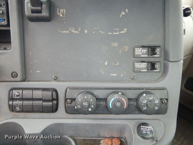 image for item DK7598 2011 Freightliner Cascadia  semi truck