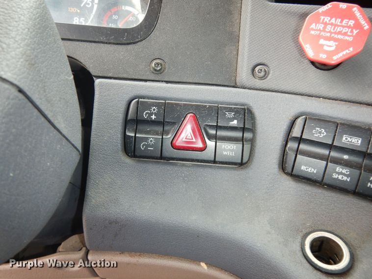 image for item DK7598 2011 Freightliner Cascadia  semi truck