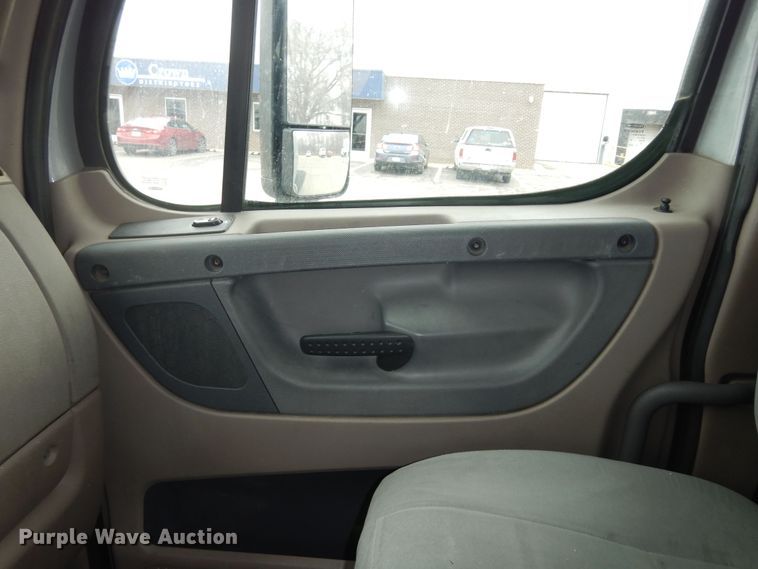 image for item DK7598 2011 Freightliner Cascadia  semi truck