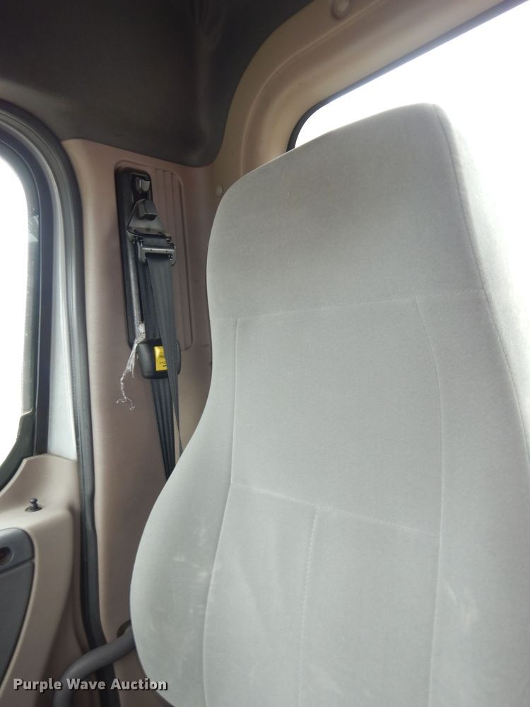 image for item DK7598 2011 Freightliner Cascadia  semi truck