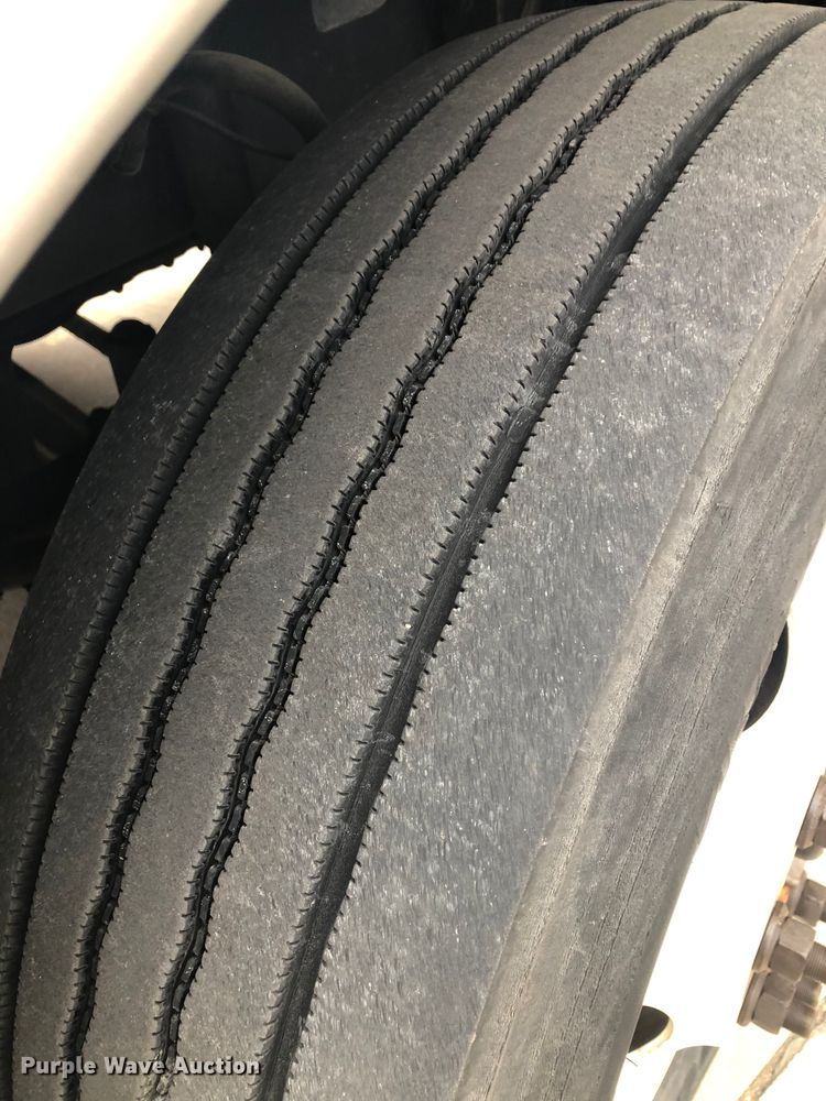 image for item DK7598 2011 Freightliner Cascadia  semi truck