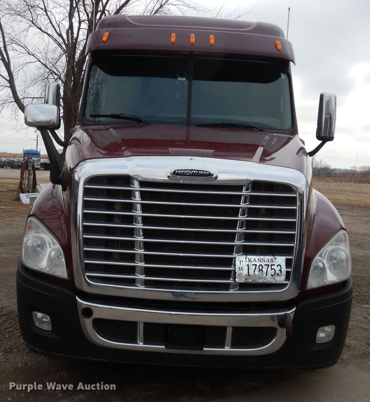 image for item DK7677 2012 Freightliner Cascadia  semi truck