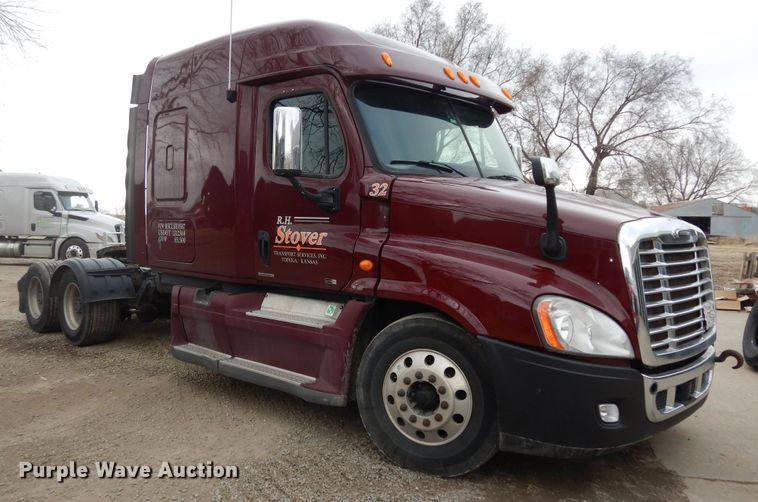 image for item DK7677 2012 Freightliner Cascadia  semi truck