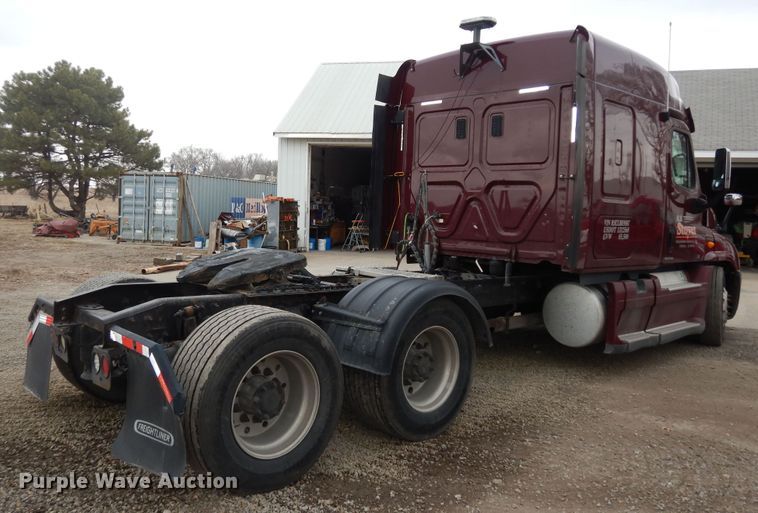 image for item DK7677 2012 Freightliner Cascadia  semi truck