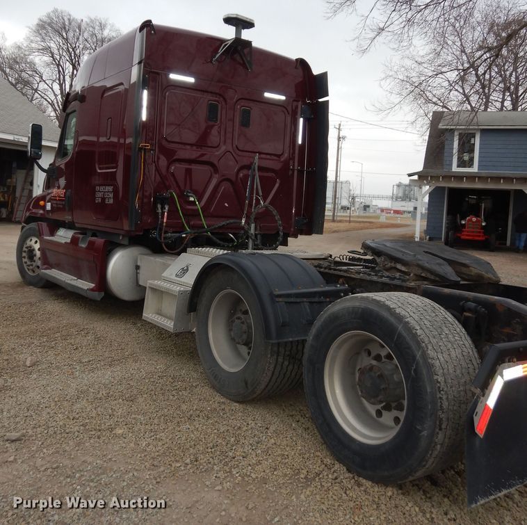 image for item DK7677 2012 Freightliner Cascadia  semi truck