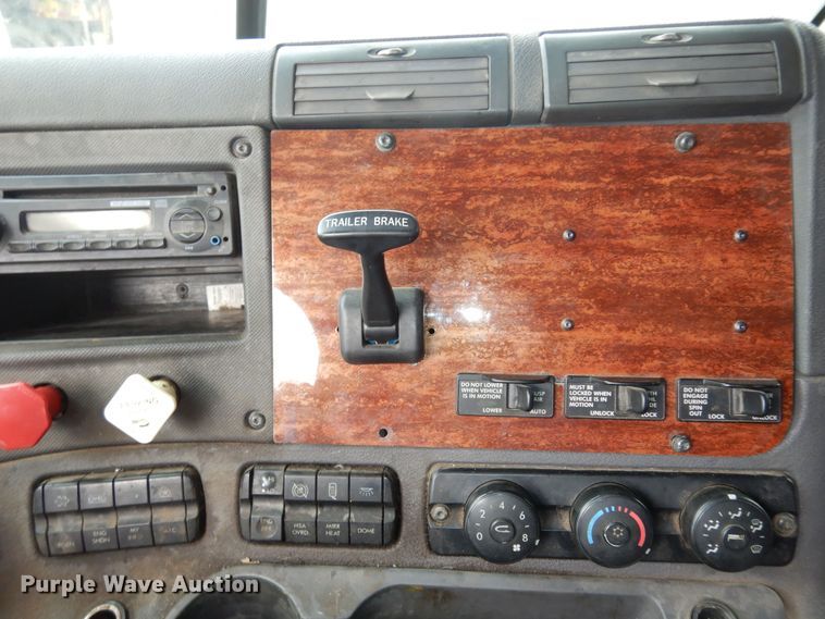 image for item DK7677 2012 Freightliner Cascadia  semi truck