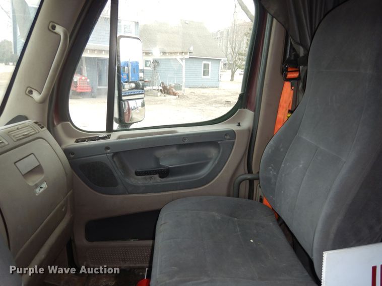 image for item DK7677 2012 Freightliner Cascadia  semi truck