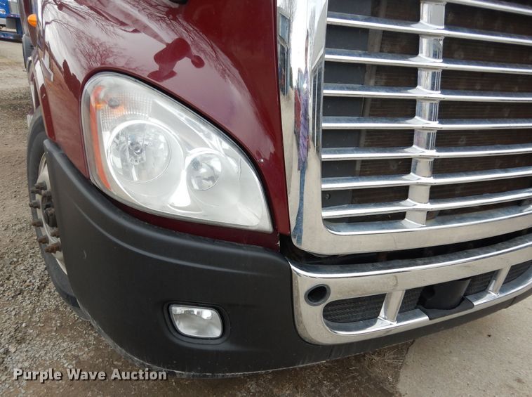 image for item DK7677 2012 Freightliner Cascadia  semi truck