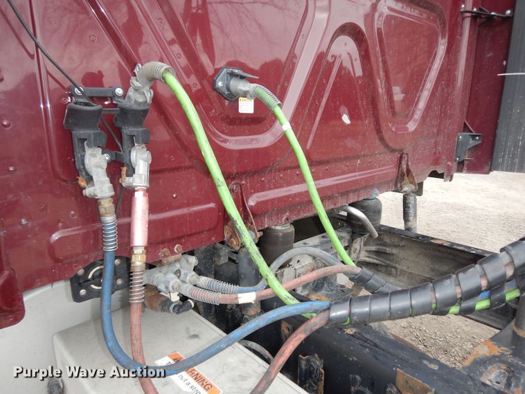 image for item DK7677 2012 Freightliner Cascadia  semi truck