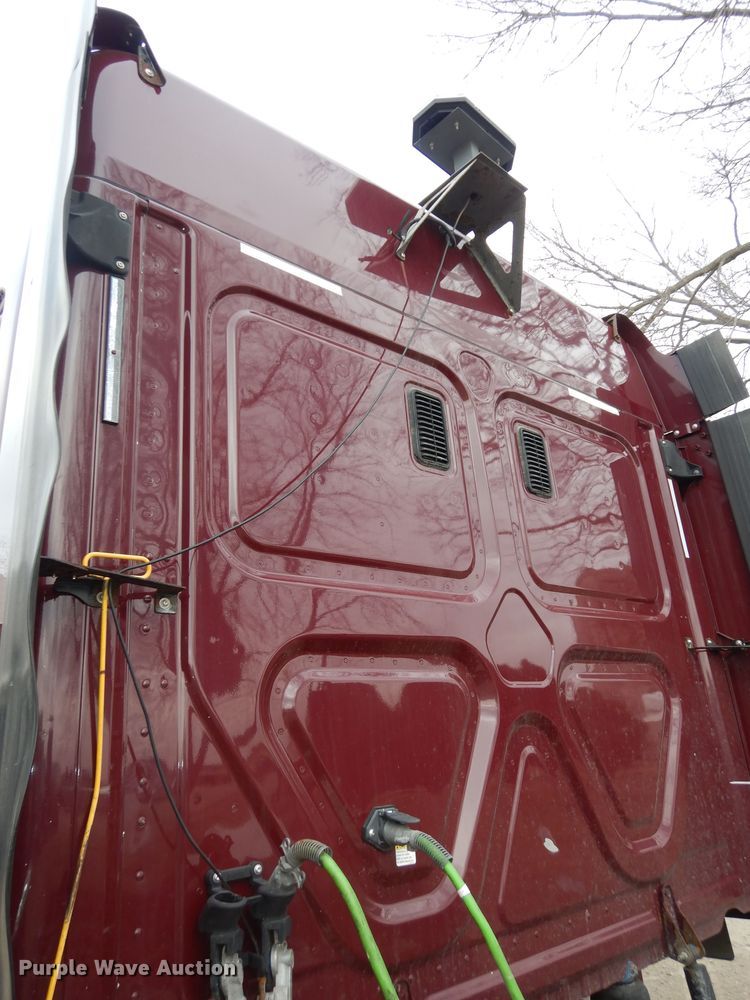 image for item DK7677 2012 Freightliner Cascadia  semi truck