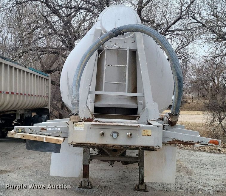 image for item DM2560 1982 Trailmobile  pneumatic dry bulk trailer