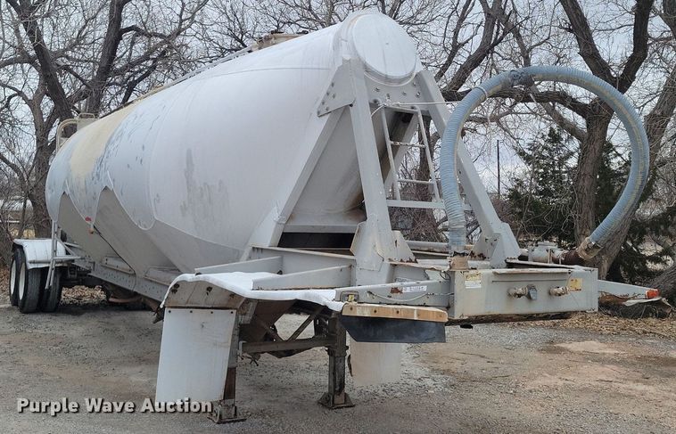 image for item DM2560 1982 Trailmobile  pneumatic dry bulk trailer