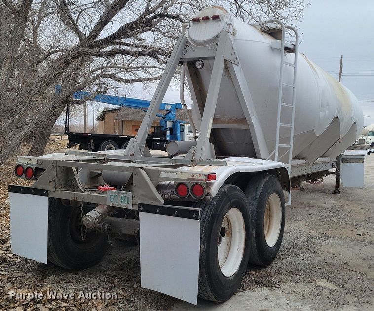 image for item DM2560 1982 Trailmobile  pneumatic dry bulk trailer