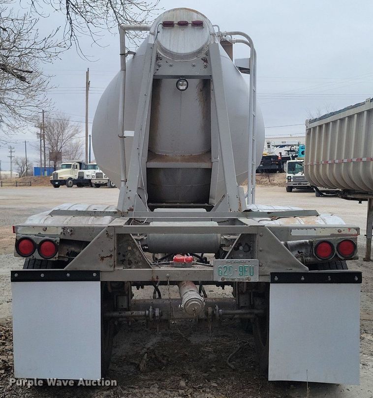 image for item DM2560 1982 Trailmobile  pneumatic dry bulk trailer