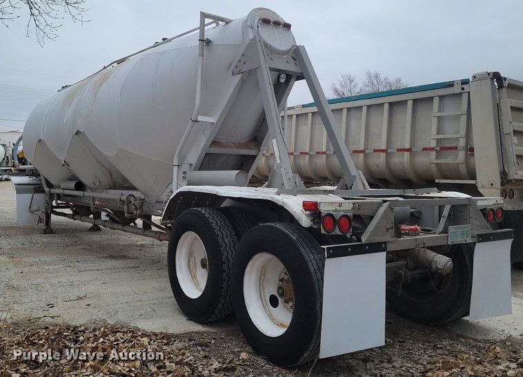 image for item DM2560 1982 Trailmobile  pneumatic dry bulk trailer
