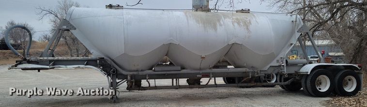 image for item DM2560 1982 Trailmobile  pneumatic dry bulk trailer