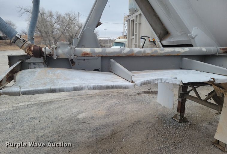 image for item DM2560 1982 Trailmobile  pneumatic dry bulk trailer