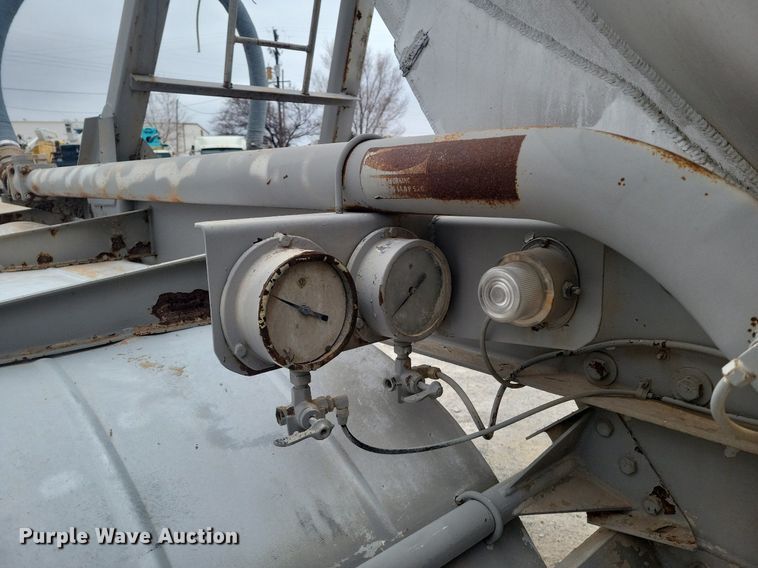 image for item DM2560 1982 Trailmobile  pneumatic dry bulk trailer