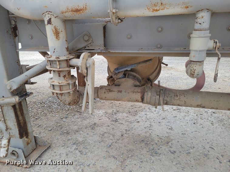 image for item DM2560 1982 Trailmobile  pneumatic dry bulk trailer