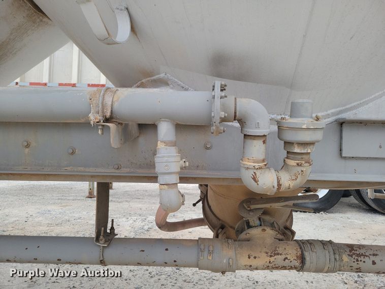 image for item DM2560 1982 Trailmobile  pneumatic dry bulk trailer