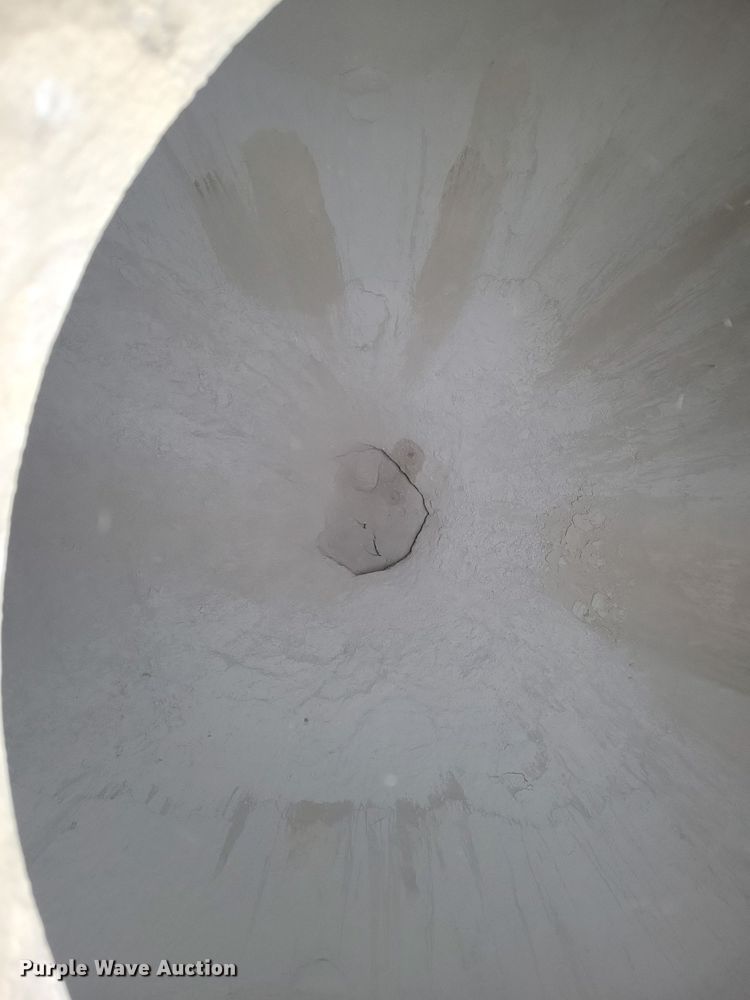 image for item DM2560 1982 Trailmobile  pneumatic dry bulk trailer