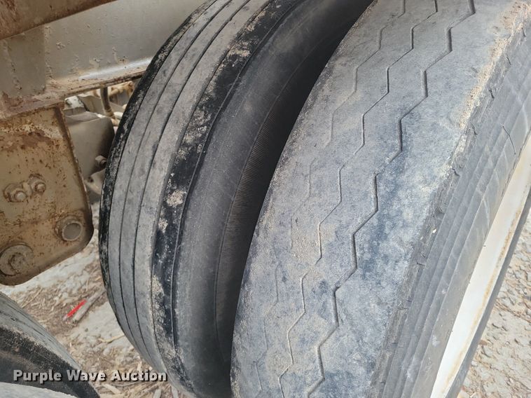 image for item DM2560 1982 Trailmobile  pneumatic dry bulk trailer