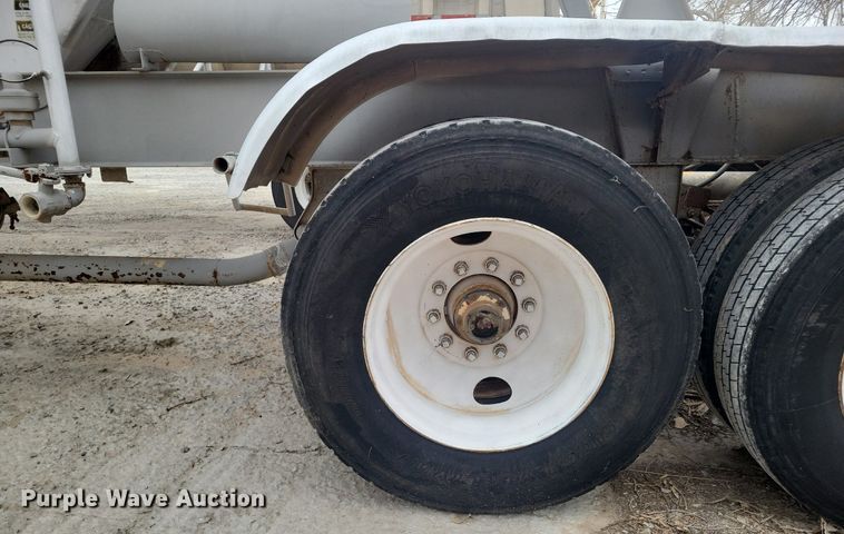 image for item DM2560 1982 Trailmobile  pneumatic dry bulk trailer