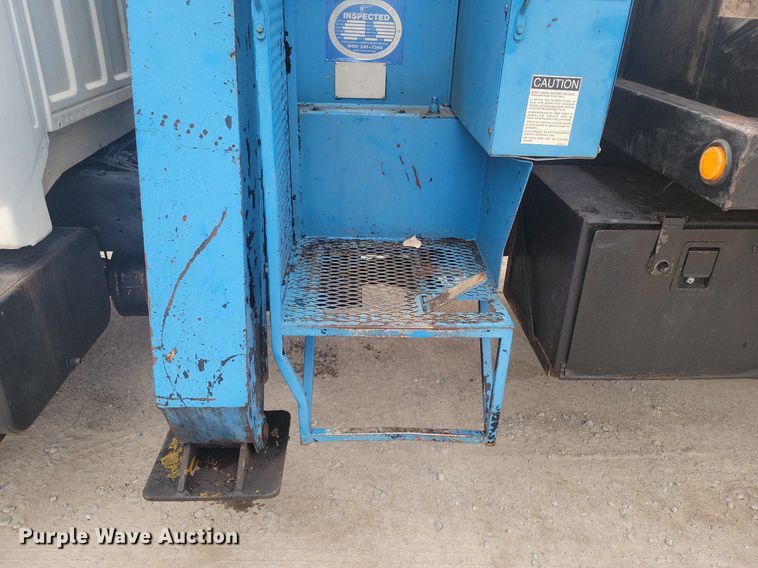 image for item DM2561 1988 Ford FT900F  crane truck