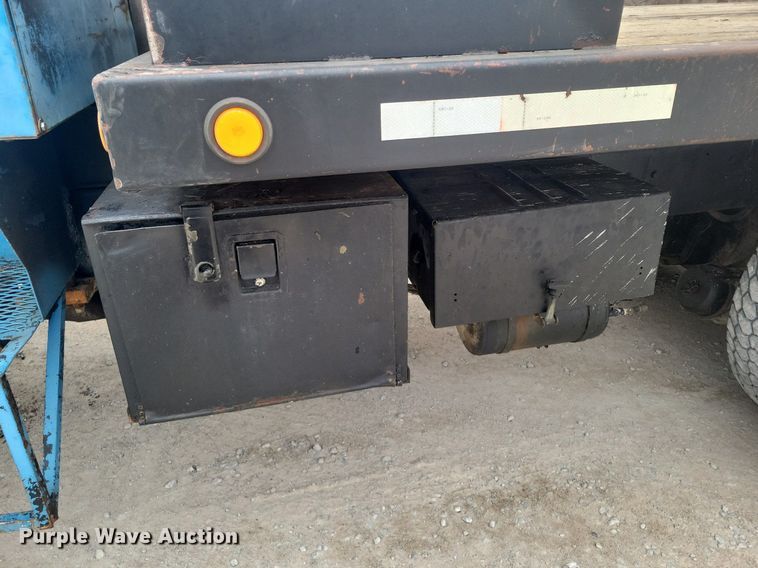 image for item DM2561 1988 Ford FT900F  crane truck